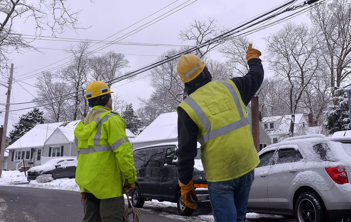 PSEG Long Island working in the snow