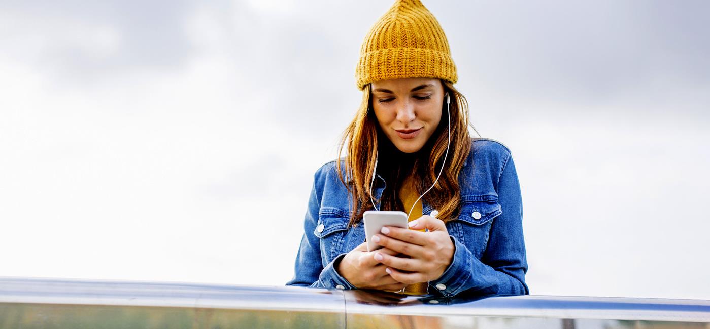 Woman in hat using the PSEGLI mobile app