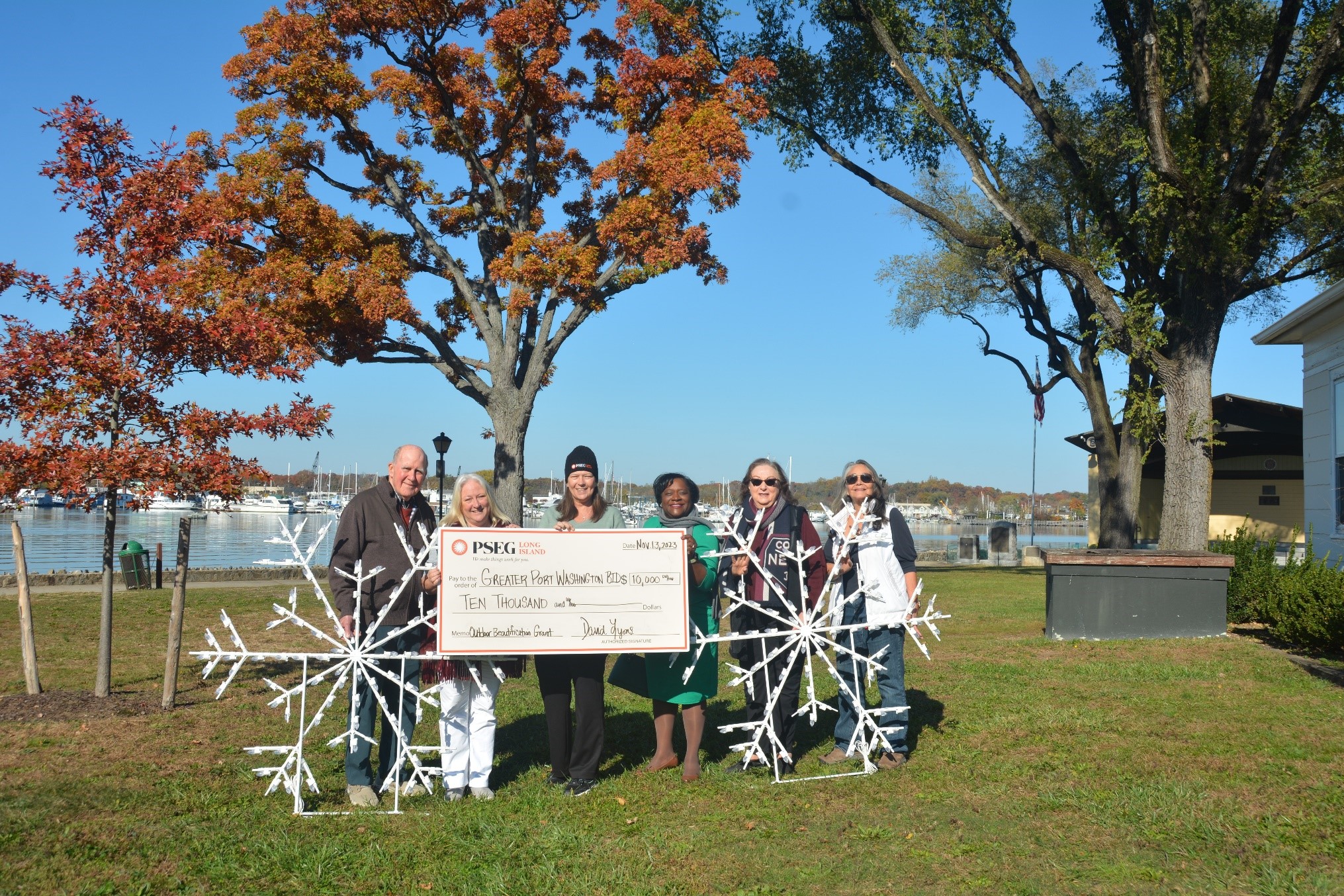 PSEG Long Island Grant Lights Up Port Washington’s Holiday Decorations